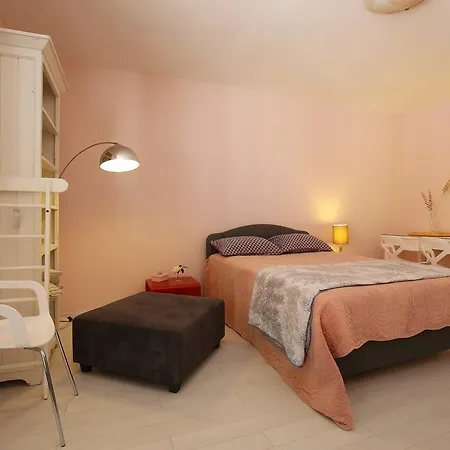Downtown 2br زادار